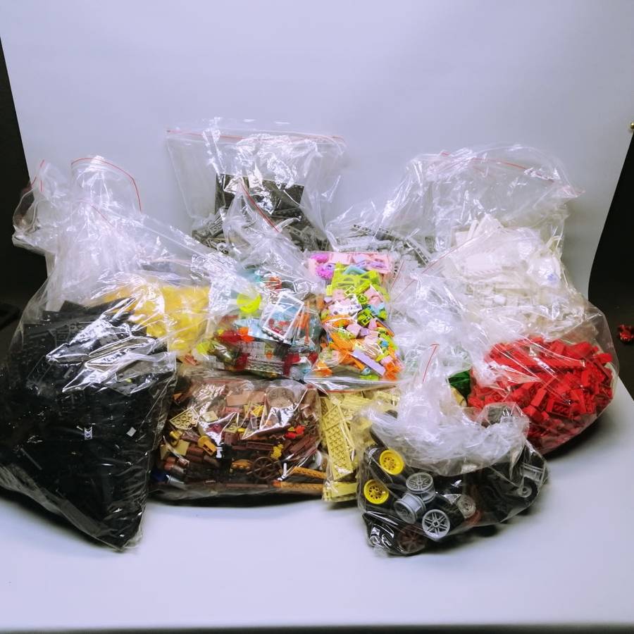 MASSIVE!!! Over 10kg of Original Lego Blocks Sorted to Colors (Some Original Manuals Included)
