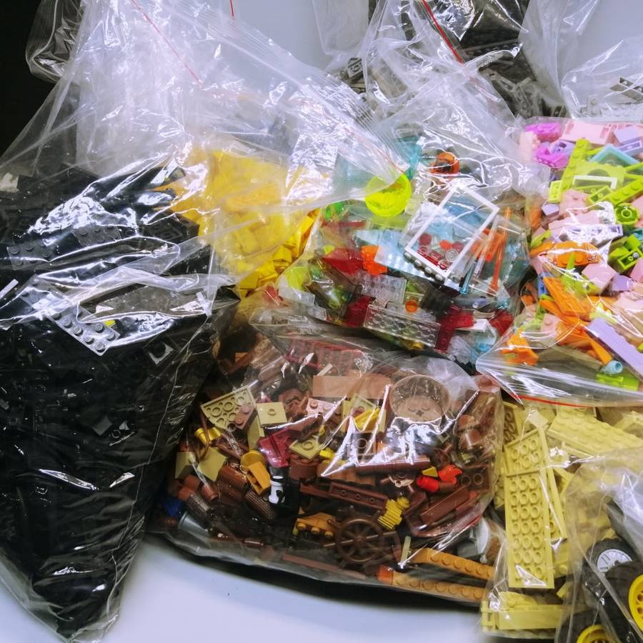 MASSIVE!!! Over 10kg of Original Lego Blocks Sorted to Colors (Some Original Manuals Included)