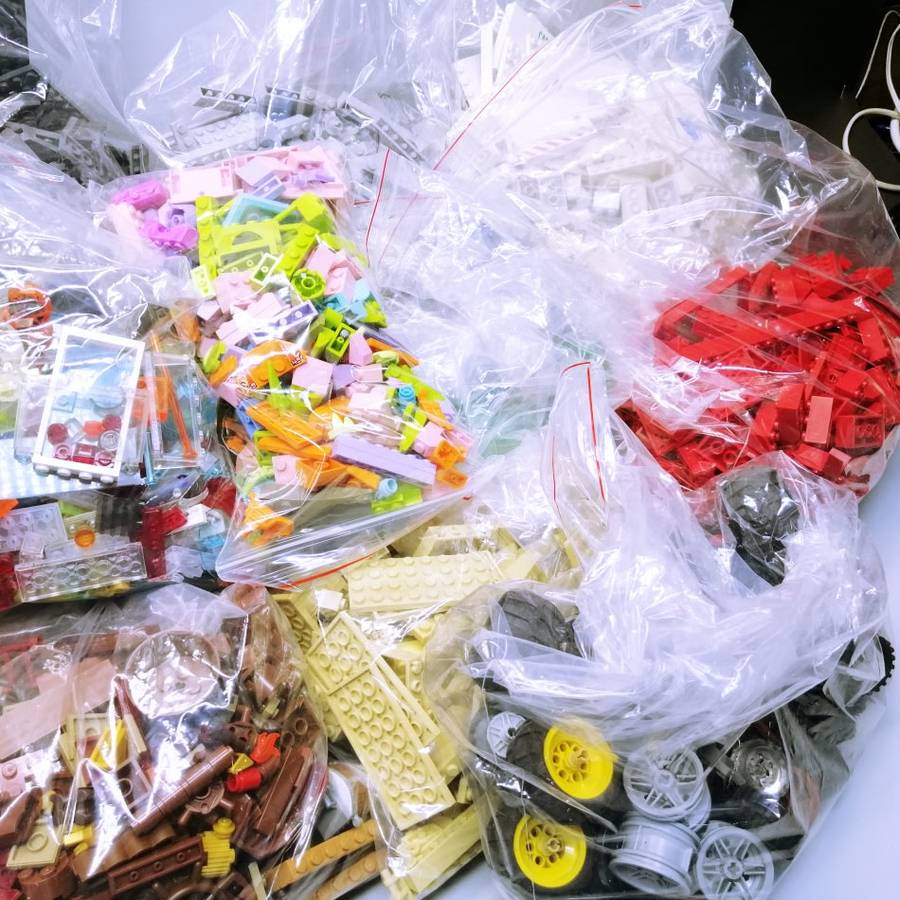 MASSIVE!!! Over 10kg of Original Lego Blocks Sorted to Colors (Some Original Manuals Included)