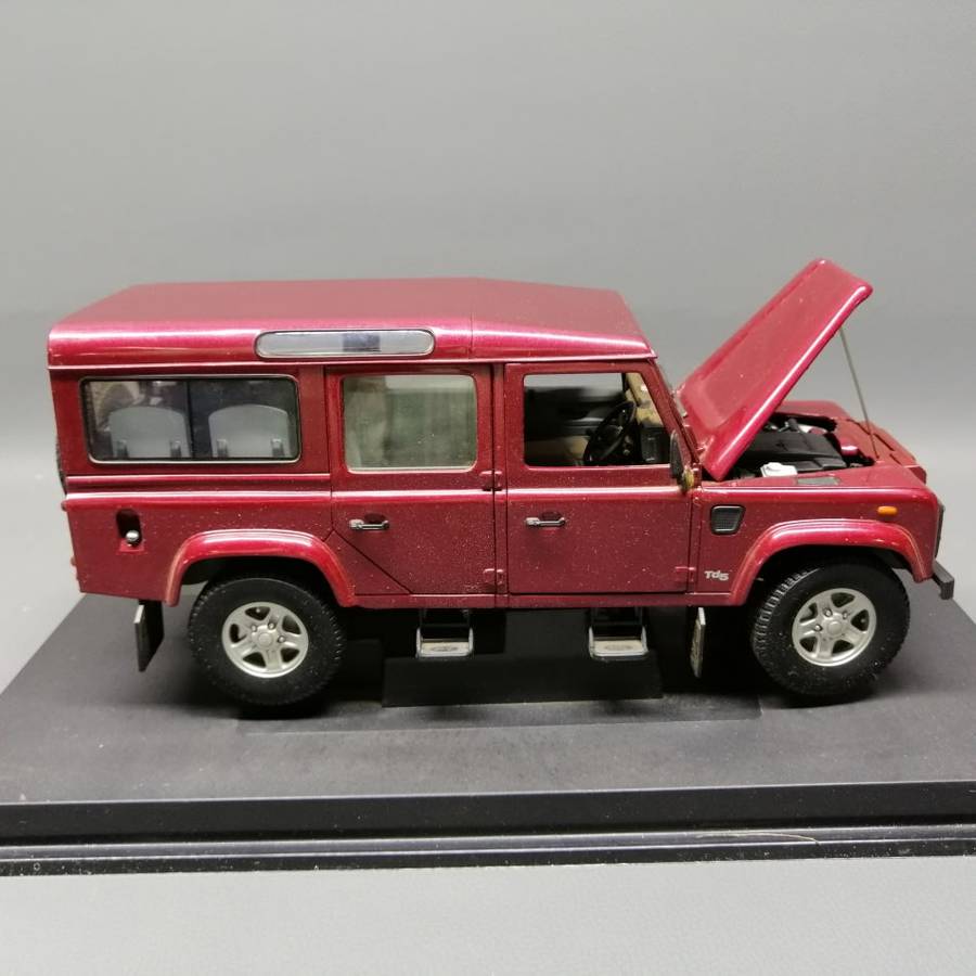 Fantastic!!! Highly Detailed Scale 1:18 Land Rover Defender 110 Station Wagon!!!