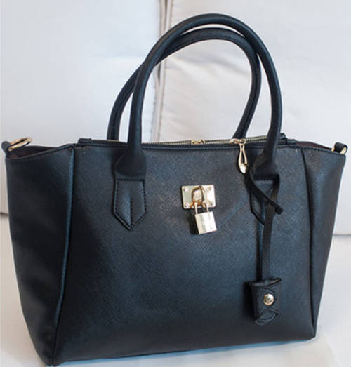 Famous designed classic lock-bag, ladies high quality handbag. Black color. Shipping R30