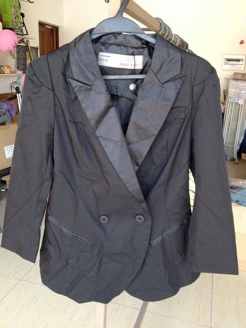 Fashion office suit high quality blazer. Size 30. Shipping fee R30. On promotion