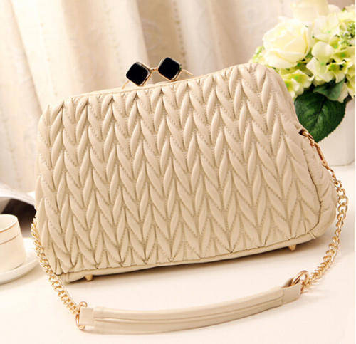 Vintage design! retro flip style ladies chain handbag. Rice color.