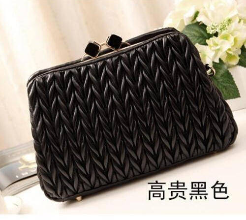 Vintage! retro flip style ladies chain handbag. Black color.