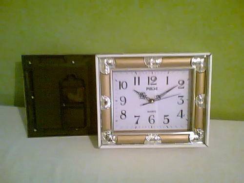 wall clock including battery