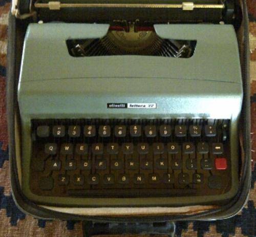 OLIVETTI LETTERA 32 TYPEWRITER!!!   NEEDS A SERVICE!!!