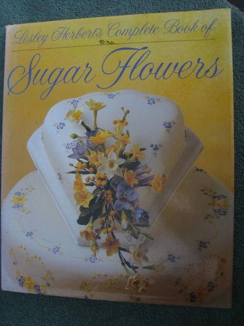 Sugar art. LESLEY HERBERT`S COMPLETE BOOK OF SUGAR FLOWERS.