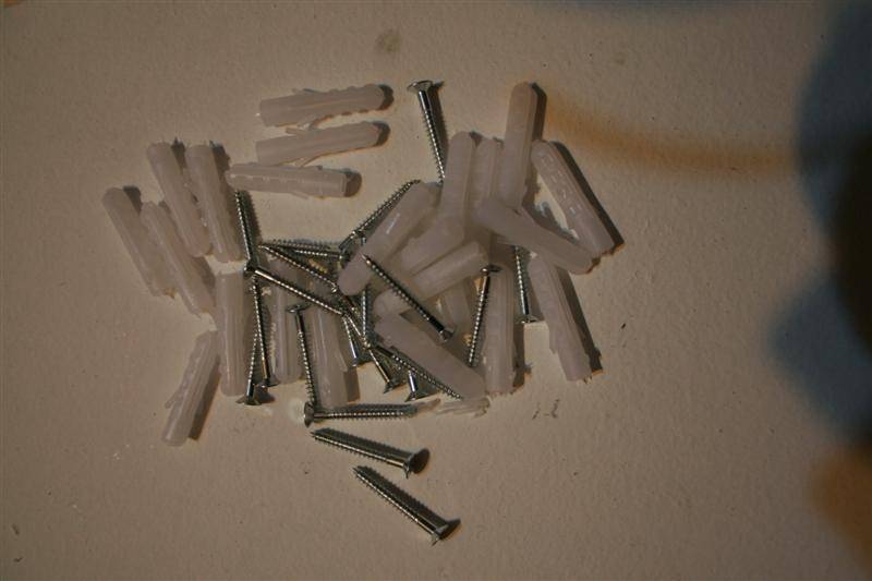 5mm Wall Plugs with screws, 20 per packet
