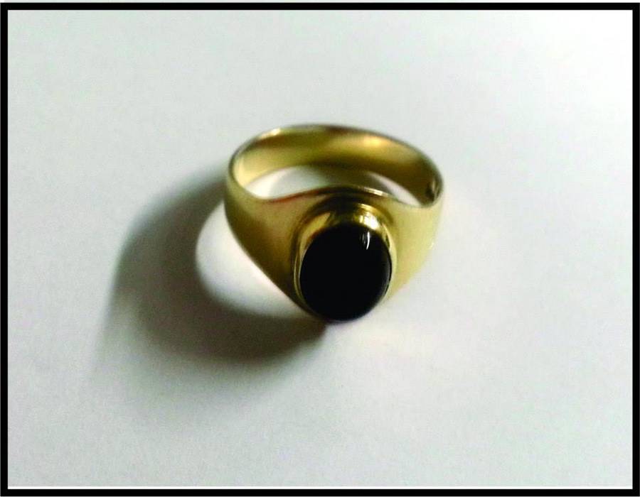 9ct gold ring with black stone