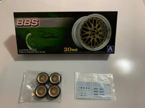 AOSHIMA 20 inch BBS car rim and tyre set 1:24