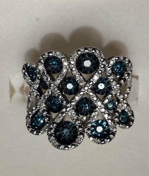 Stunning ring with natural diamonds on a CRAZY R1 AUCTION