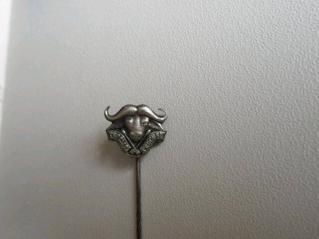 This is a 32 battalion pin, very scarce. Was worn mostly by colonel officers.