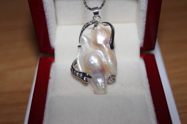 baroque style pearl pendant
