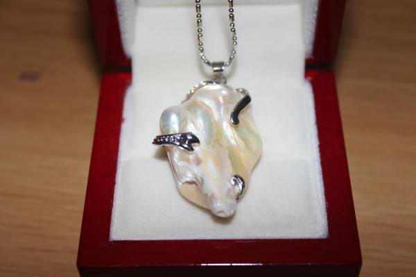 baroque style pearl pendant