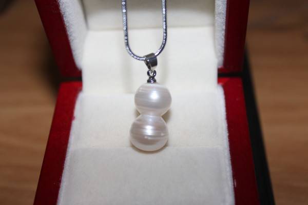 Twin pearl necklace