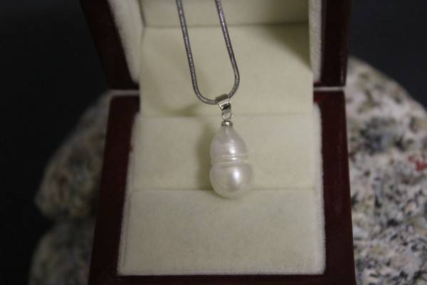 Twin pearl necklace