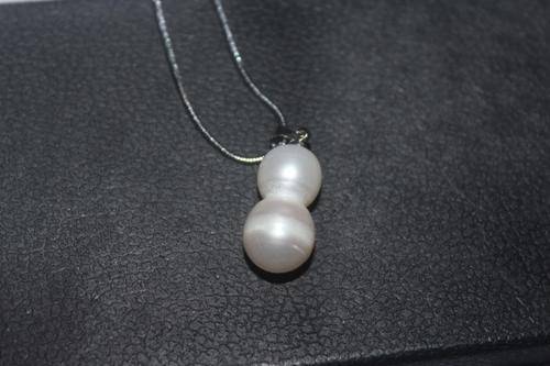 Twin pearl necklace