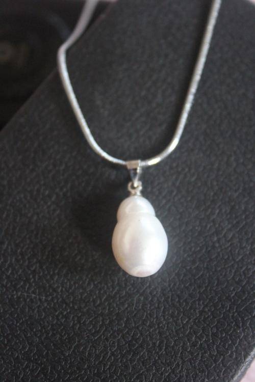 Twin pearl necklace