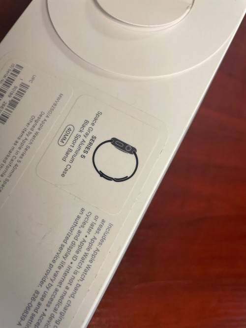 Apple Watch Series 5 40mm - Cracked Screen - Fully Functional - RELIST DUE TO TIME WASTER
