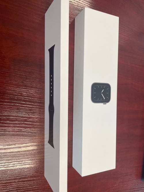 Apple Watch Series 5 40mm - Cracked Screen - Fully Functional - RELIST DUE TO TIME WASTER