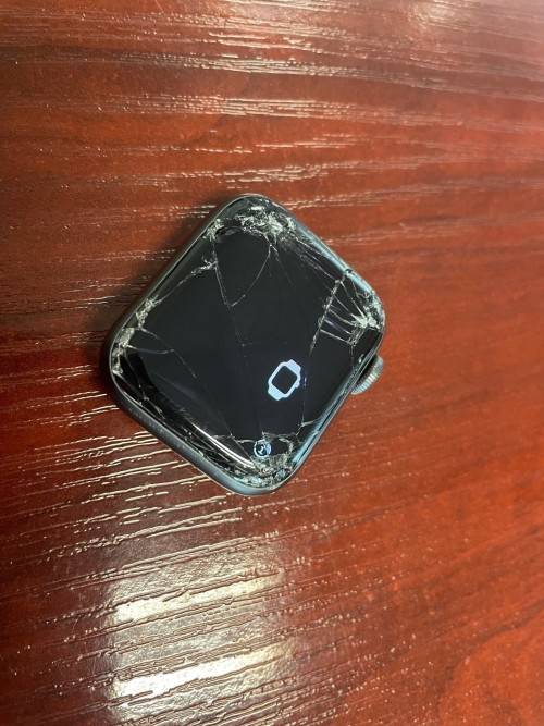 Apple Watch Series 5 40mm - Cracked Screen - Fully Functional - RELIST DUE TO TIME WASTER