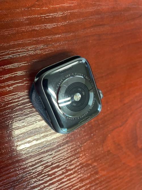 Apple Watch Series 5 40mm - Cracked Screen - Fully Functional - RELIST DUE TO TIME WASTER