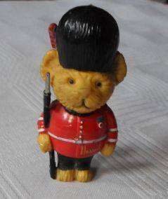 HARRODS PALACE GUARD BEAR ( HARD PLASTIC / PVC )