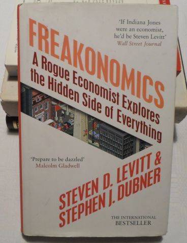 FREAKONOMICS - STEVEN D LEVITT & STEPHEN J DUBNER
