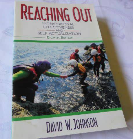 REACHING OUT - INTERPERSONAL EFFECTIVENESS AND SELF-ACTUALIZATION - DAVID W JOHNSON ( EIGHTH EDITION