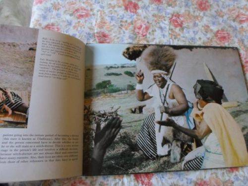 THE MAGIC WORLD OF THE XHOSA - AUBREY ELLIOTT ( weight 900 grams )