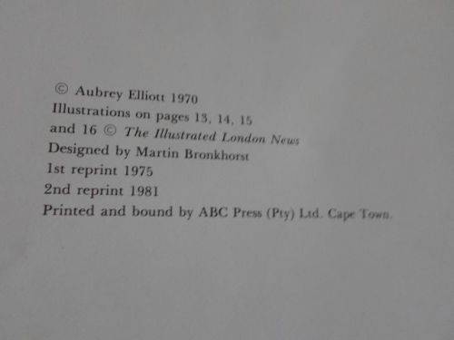 THE MAGIC WORLD OF THE XHOSA - AUBREY ELLIOTT ( weight 900 grams )