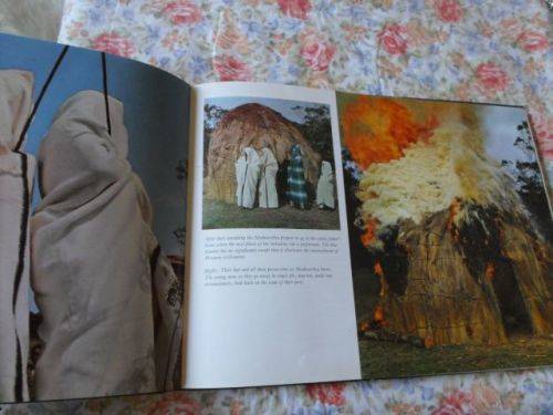 THE MAGIC WORLD OF THE XHOSA - AUBREY ELLIOTT ( weight 900 grams )