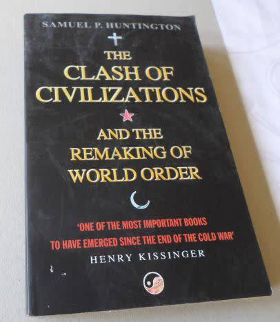 THE CLASH OF CIVILIZATIONS AND THE REMAKING OF THE WORLD ORDER - SAMUEL P HUNTINGTON ( weight 0,30 k