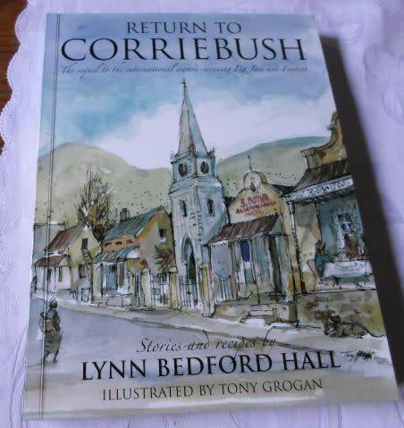 RETURN TO CORRIEBUSH - LYNN BEDFORD HALL , ILLUSTRATED BY TONY GROGAN - SIGNED BY BOTH ( 0,50 kg )