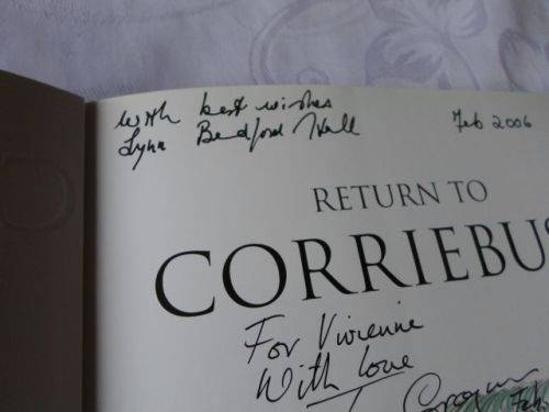 RETURN TO CORRIEBUSH - LYNN BEDFORD HALL , ILLUSTRATED BY TONY GROGAN - SIGNED BY BOTH ( 0,50 kg )