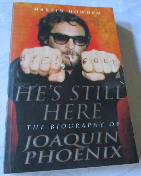 HE`S STILL HERE - THE BIOGRAPHY OF JOAQUIN PHOENIX - MARTIN HOWDEN