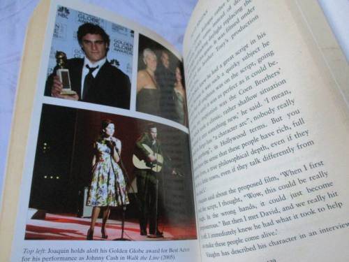 HE`S STILL HERE - THE BIOGRAPHY OF JOAQUIN PHOENIX - MARTIN HOWDEN