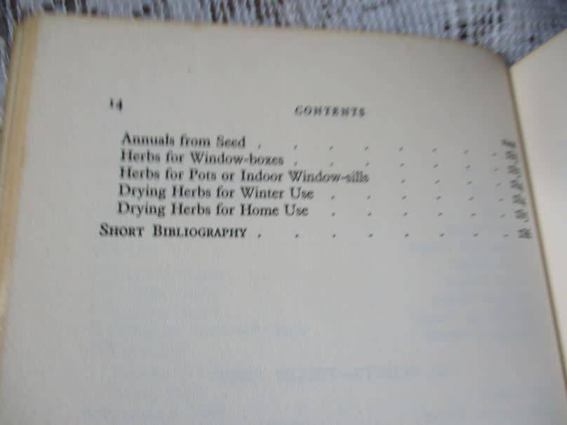 PLEASURES OF HERBS - AUDREY WYNNE HATFIELD