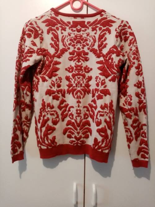 White knit jacket with red embossed baroque design S/M
