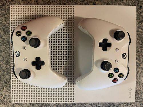 XBOX BOX ONE S 500GB WITH 2 CONTROLLERS and 2 GAMES
