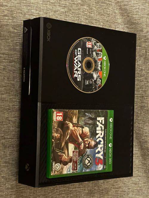 XBOX BOX ONE  500GB WITH ONE CONTROLLER & 2 GAMES