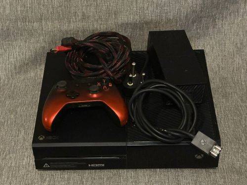 XBOX BOX ONE  500GB WITH ONE CONTROLLER & 2 GAMES