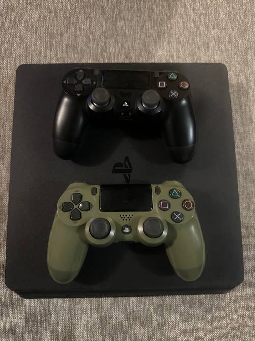 SONY PLAYSTATION 4 500GB SLIM 2 CONTROLLERS & 1 GAME