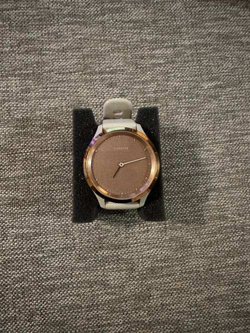 Elevate your look with the new Garmin Vivomove 3S. This hybrid smartwatch combines traditional analo