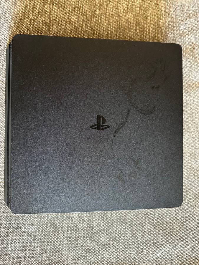 PLAYSTATION 4 SONY 500GB ONE CONTROLLER AND 1 GAME