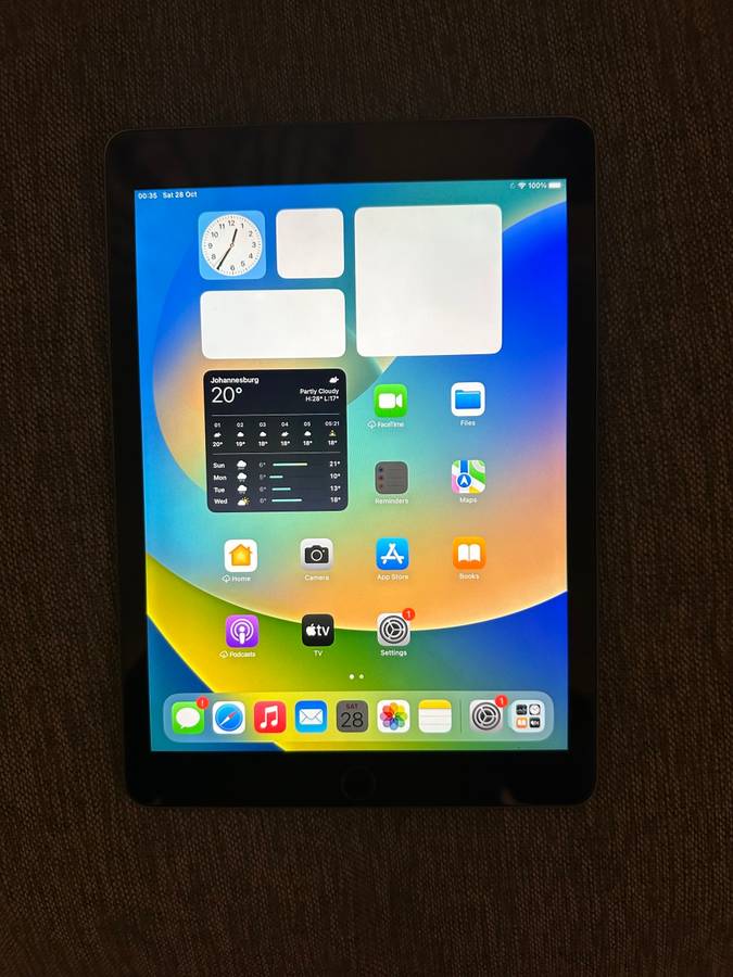 IPAD PRO 9.7 INCH MODEL A1673 32GB WIFI MINT CONDITION