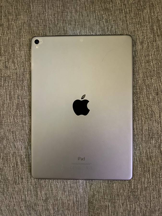 IPAD PRO 9.7 INCH MODEL A1673 32GB WIFI MINT CONDITION