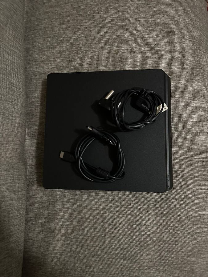 PLAYSTATION 4 SLIM 500GB 1 CONTROLLER MINT CONDITION