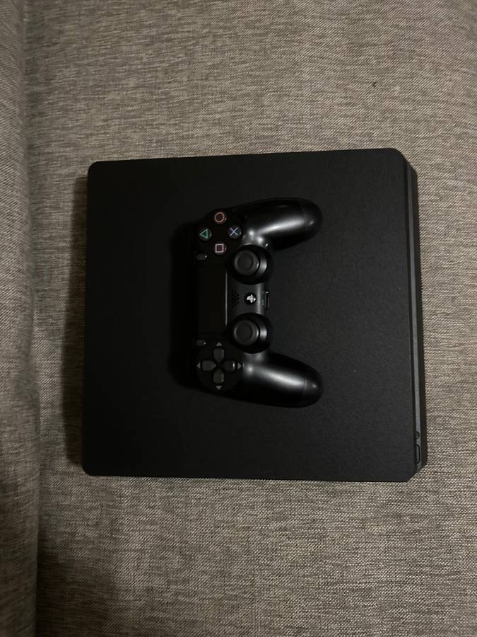 PLAYSTATION 4 SLIM 500GB 1 CONTROLLER MINT CONDITION