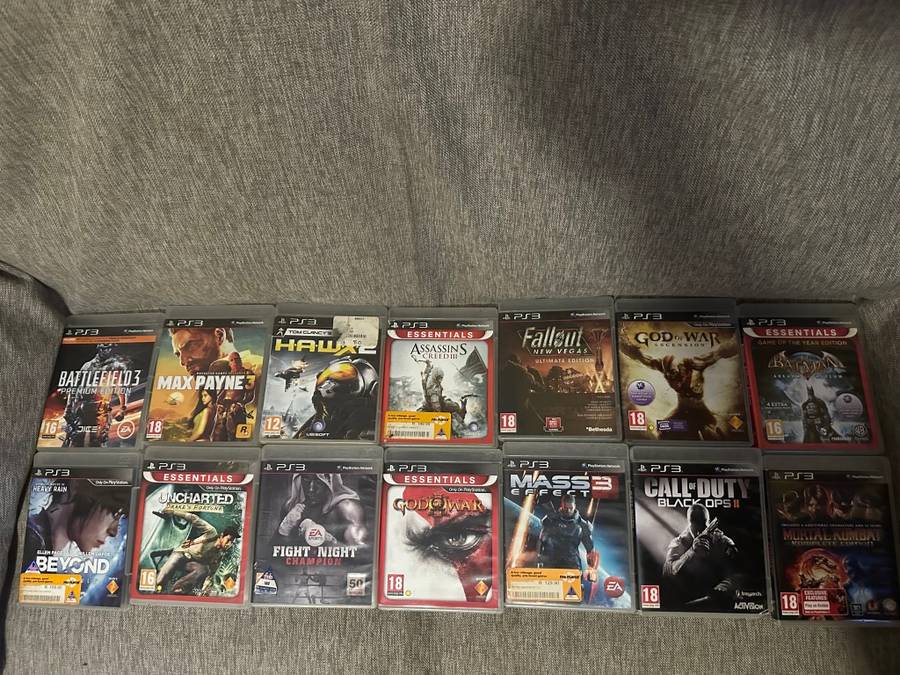PLAYSTATION 3 SONY 160GB WITH 2 CONTROLLERS ,17 GAMES